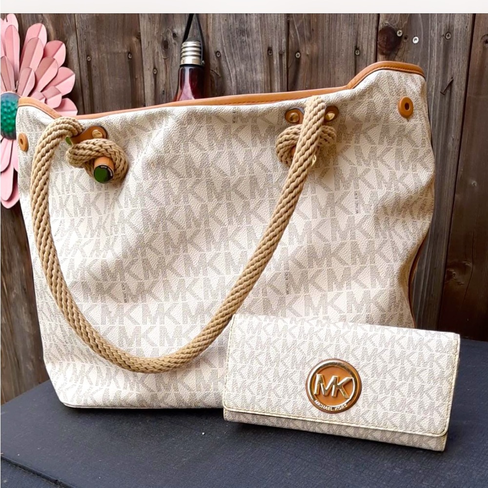 Authentic Michael Kors Bag and wallet.